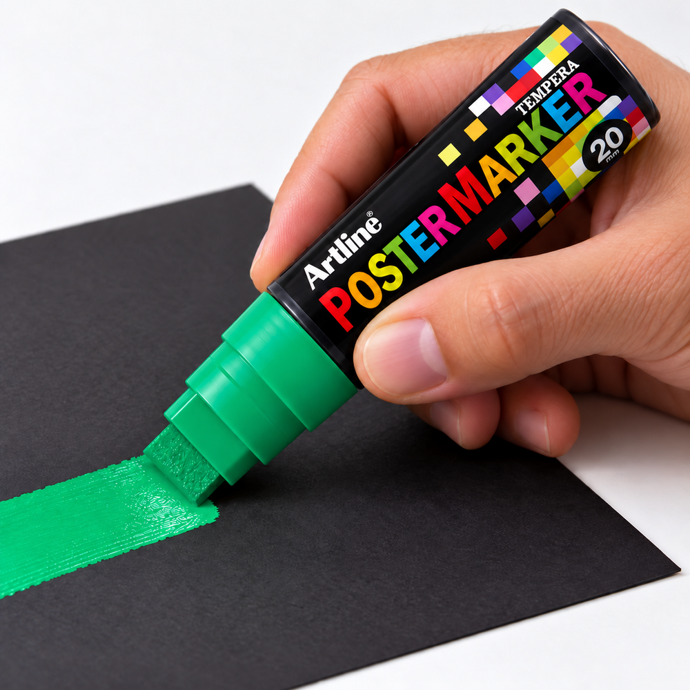 Imagen de uso referencial generada con IA: marcador Artline Poster Marker EPP-20 verde de 20 mm creando trazos anchos.