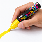 Imagen referencial de uso generada con IA de un marcador Artline Poster Marker EPP-6 amarillo, punta redonda de 6 mm.