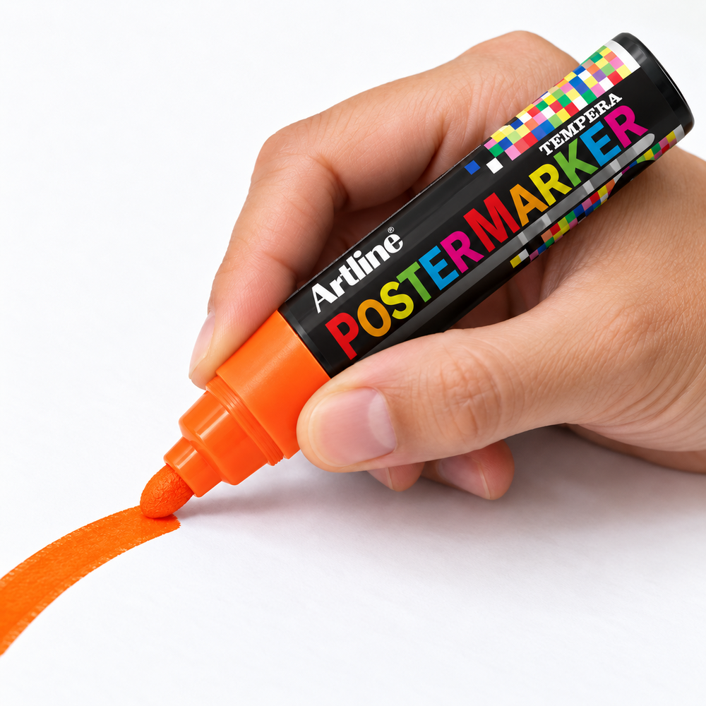 Imagen referencial de uso generada con IA de un marcador Artline Poster Marker EPP-6 naranja fluorescente, punta redonda de 6 mm.