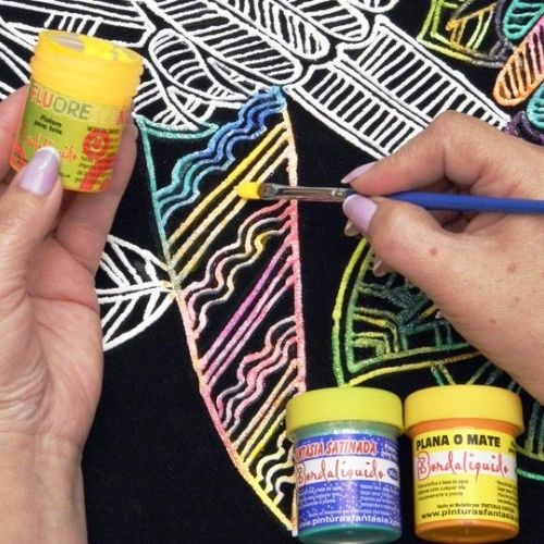 Bordaliquido Pintando Sobre Tela Negra