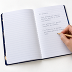 Cuaderno Imágenes femenino cosido de línea corriente en uso. Imagen de referencia; el diseño de portada puede variar.