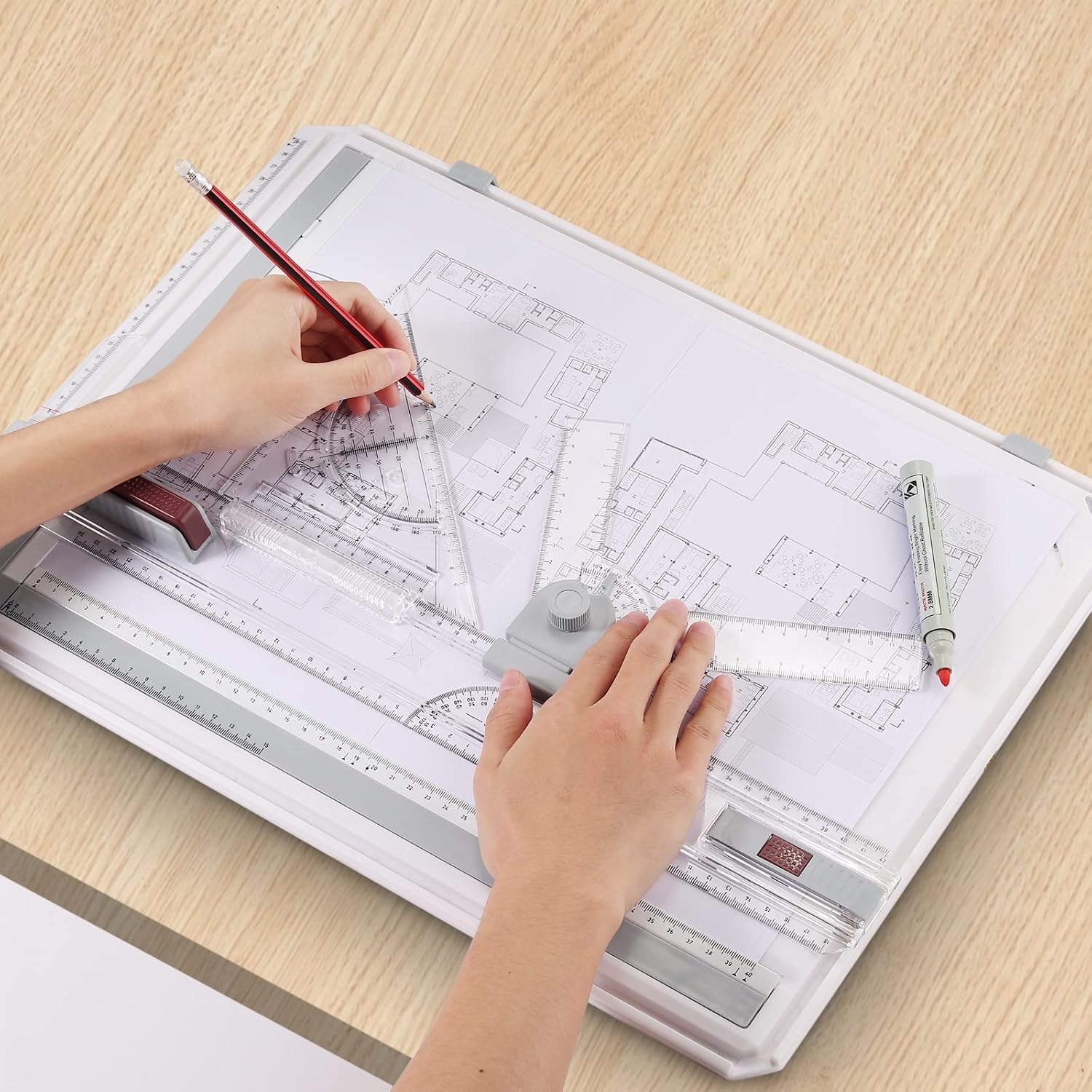 Ejemplo de uso de una placa de dibujo técnico con regla paralela
