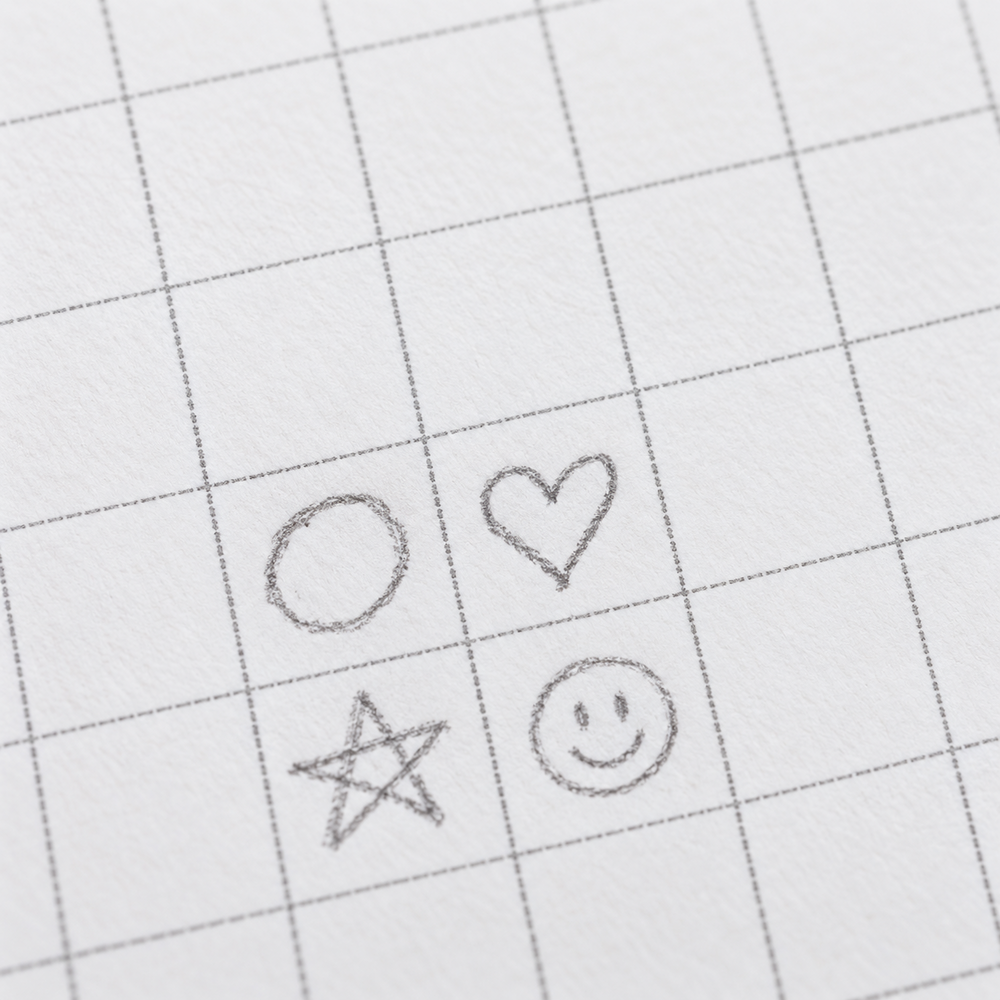 Detalle referencial de uso de cuadrícula con trazos a lápiz. No representa una página completa ni una escala física exacta.