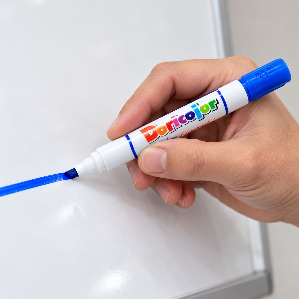Marcador borrable Doricolor azul en uso; escena referencial generada
