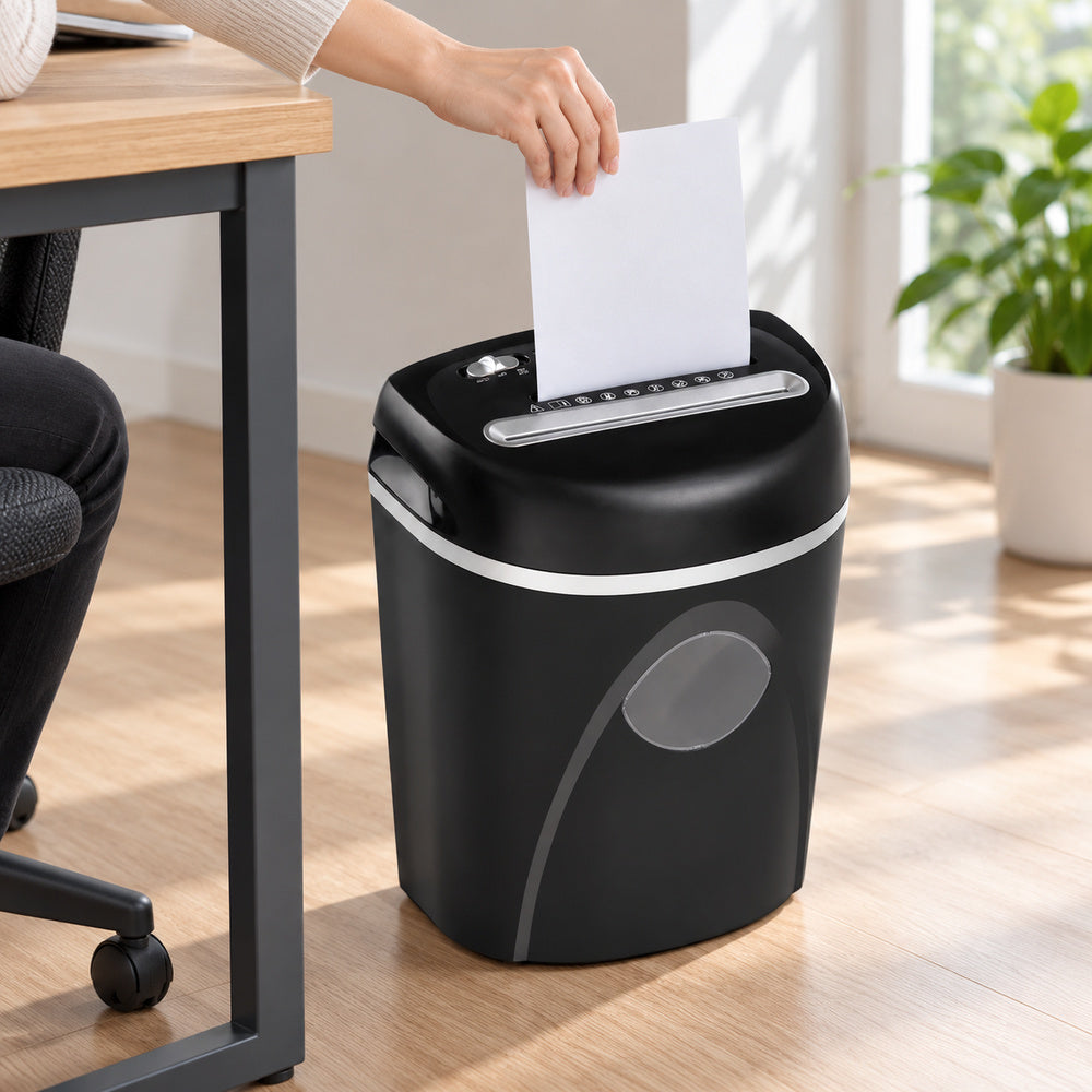 Trituradora de Papel Pelikan X10 CD de 10 Hojas. Ejemplo ilustrativo de uso generado con IA; los elementos del entorno no indican accesorios incluidos.