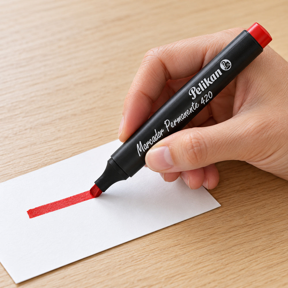 Marcador Pelikan 420 rojo en una escena ilustrativa de uso sobre cartón, generada con IA.