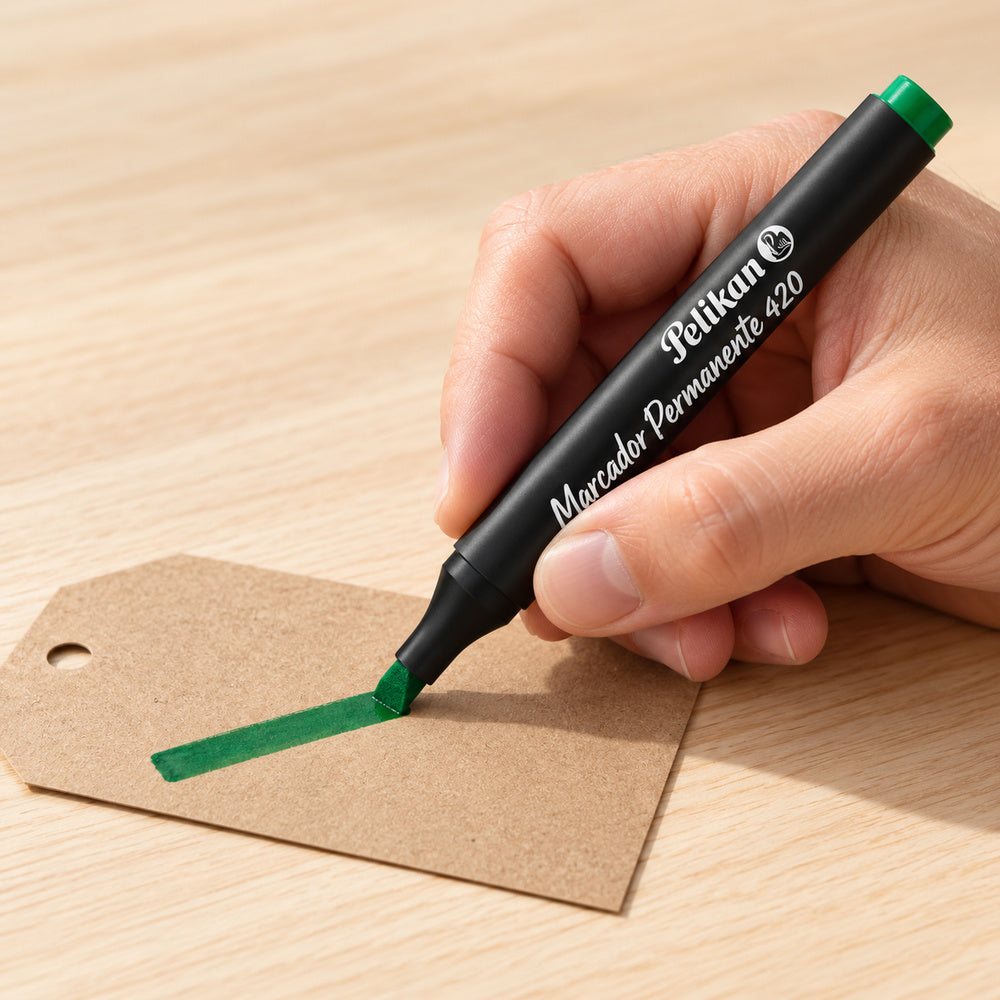 Marcador Pelikan 420 verde en una escena ilustrativa de uso sobre cartón, generada con IA.