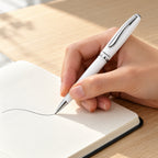 Bolígrafo Pelikan Jazz Elegance Blanco de Tinta Negra. Ejemplo ilustrativo de uso generado con IA; los elementos del entorno no indican accesorios incluidos.