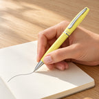 Bolígrafo Pelikan Jazz Pastel Amarillo de Tinta Negra. Ejemplo ilustrativo de uso generado con IA; los elementos del entorno no indican accesorios incluidos.