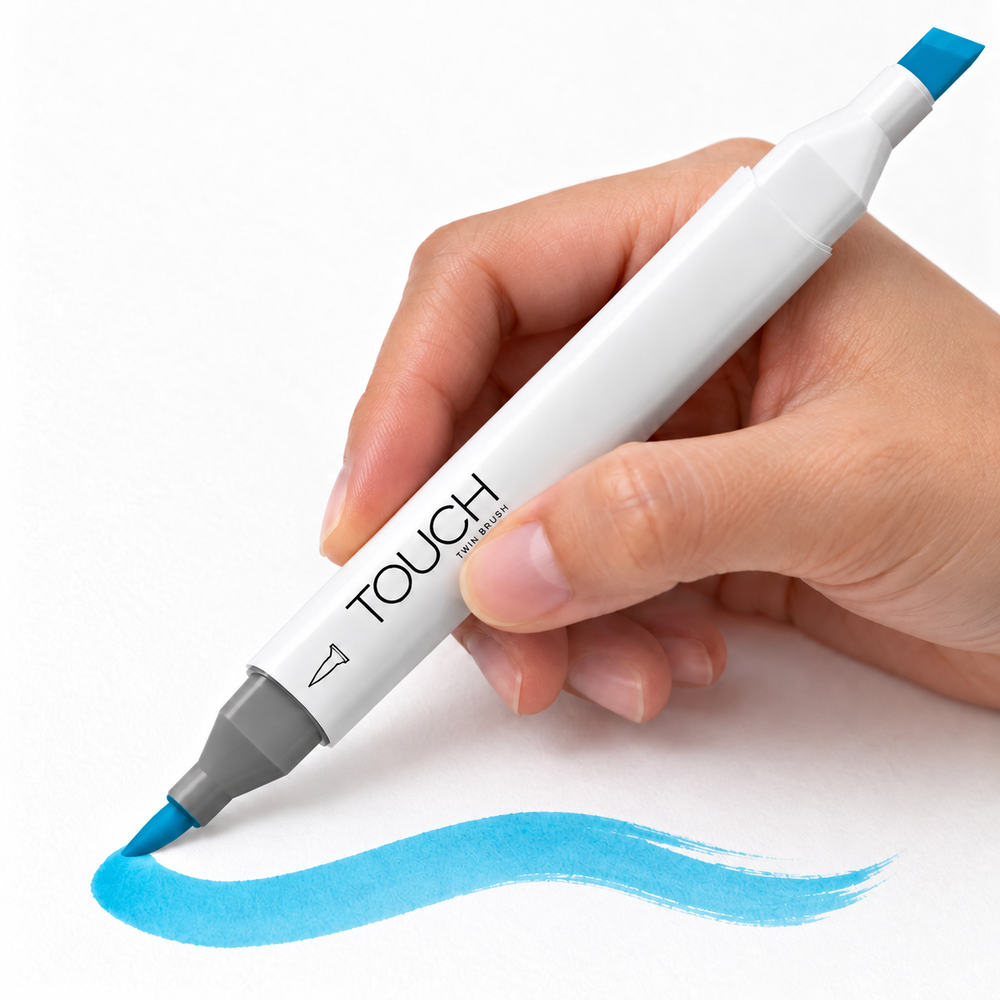 Imagen referencial de uso del marcador ShinHan TOUCH TWIN BRUSH B261 PRIMARY CYAN, cuerpo blanco y doble punta pincel y cincel. Presentación por unidad.