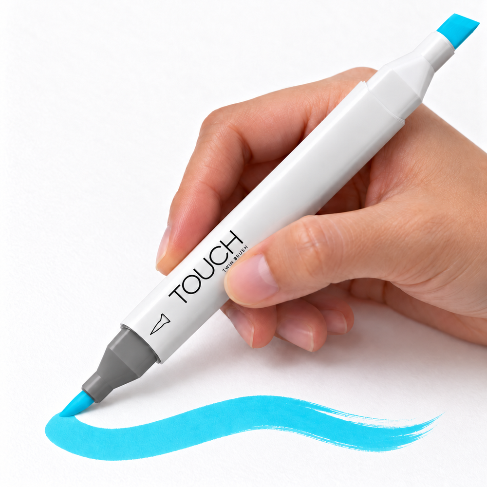 Imagen referencial de uso del marcador ShinHan TOUCH TWIN BRUSH B66 BABY BLUE, cuerpo blanco y doble punta pincel y cincel. Presentación por unidad.