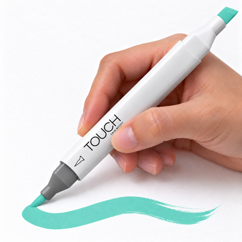 Imagen referencial de uso del marcador ShinHan TOUCH TWIN BRUSH B68 TURQUOISE BLUE, cuerpo blanco y doble punta pincel y cincel. Presentación por unidad.