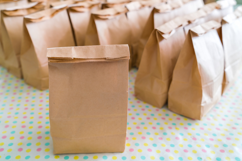 20 Ideas para decorar bolsas de papel para regalos  Bolsas de papel,  Sobres de papel, Bolsas de regalo decoradas