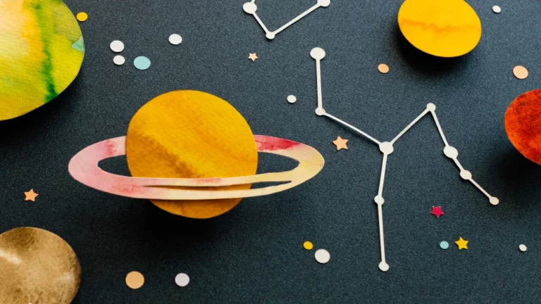 Insumos de papelería para crear maquetas del sistema solar